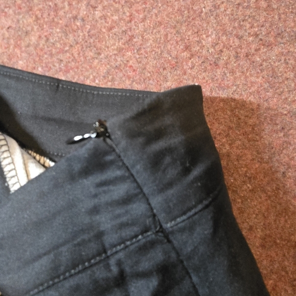 Swan And Floral Unbranded Skirt Measuring At A 36in Waist Unlined - Picture 7 of 7